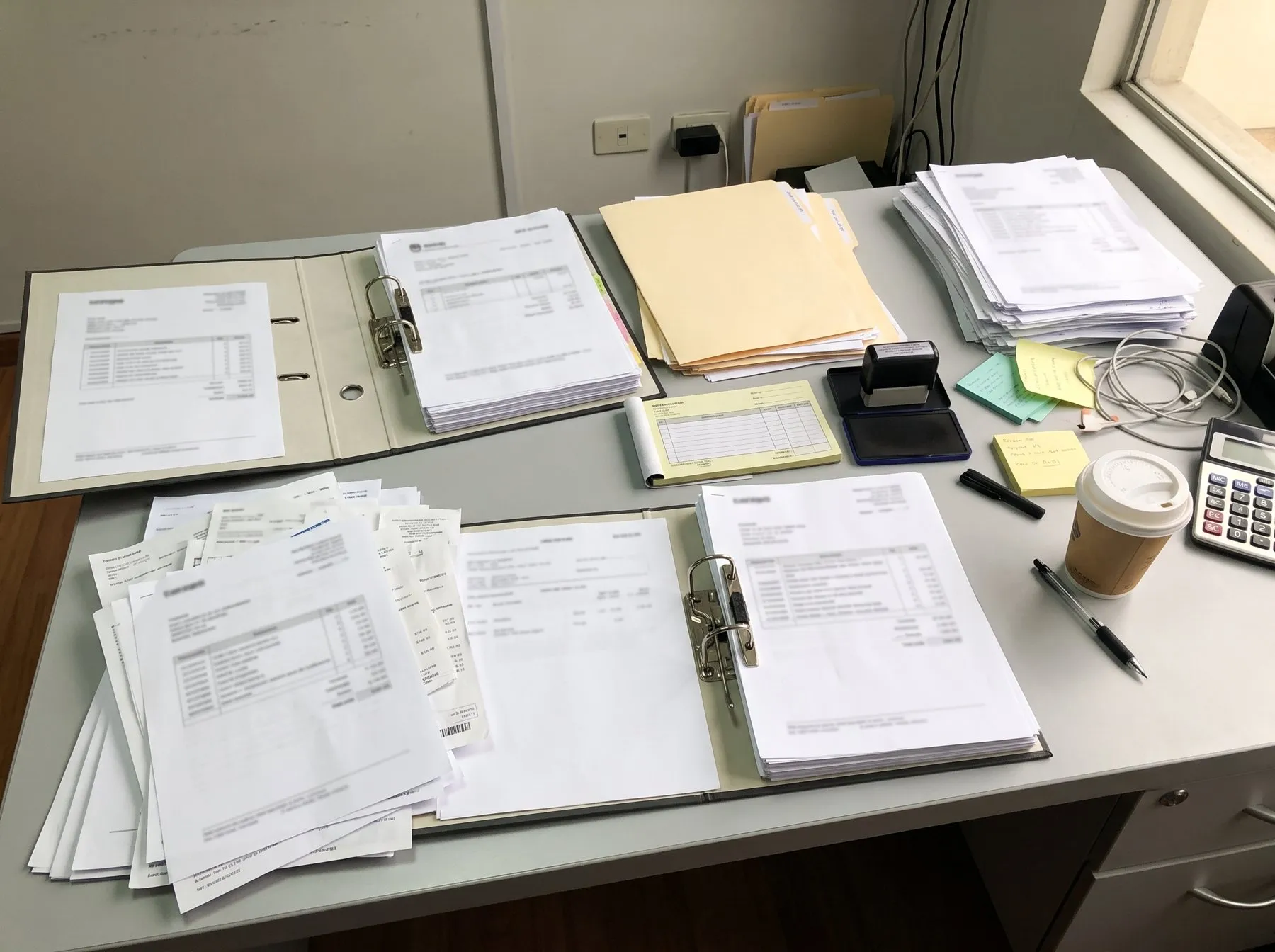 Escritorio con comprobantes en papel